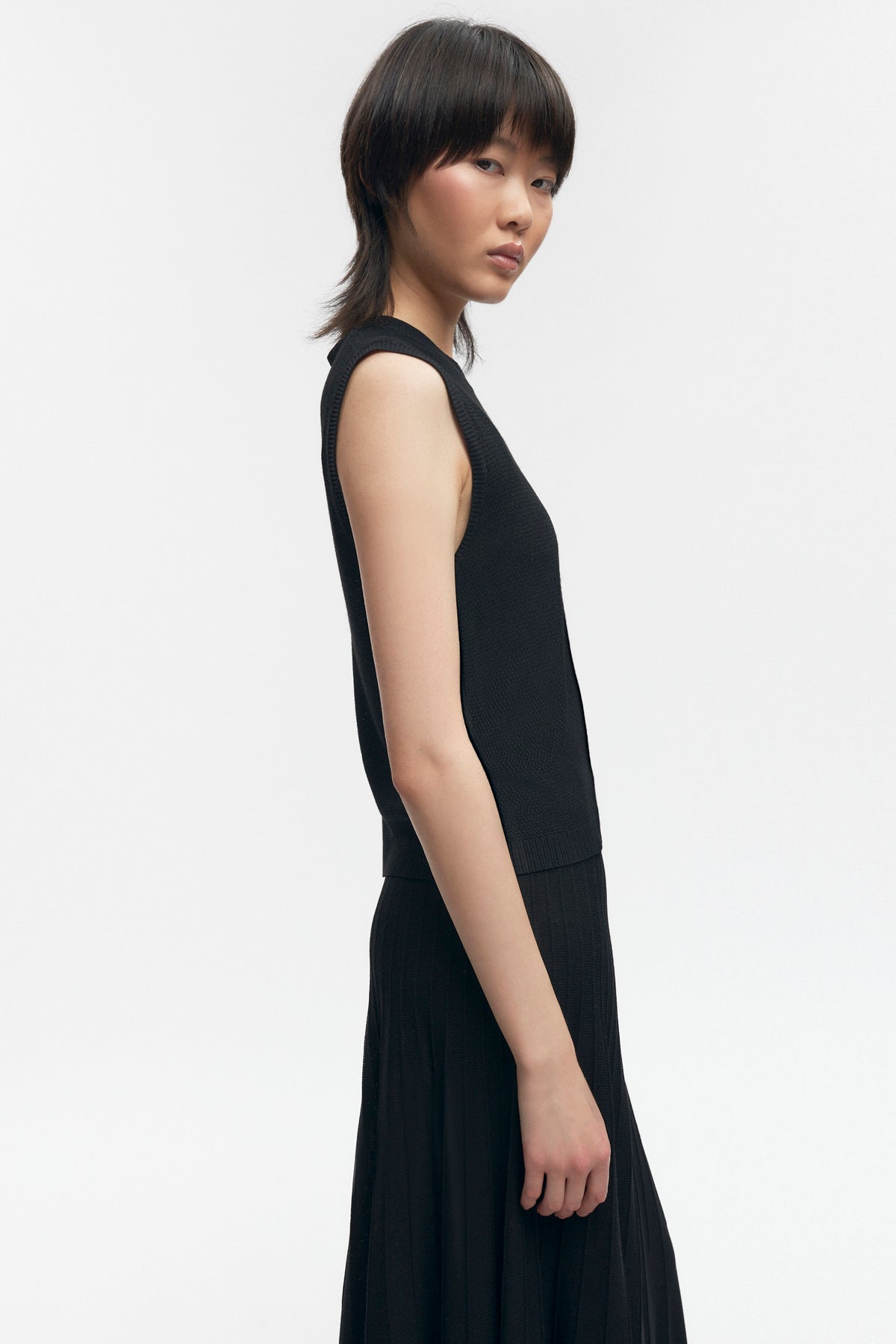 T-shirt sans manches en maille pour femmes en noir