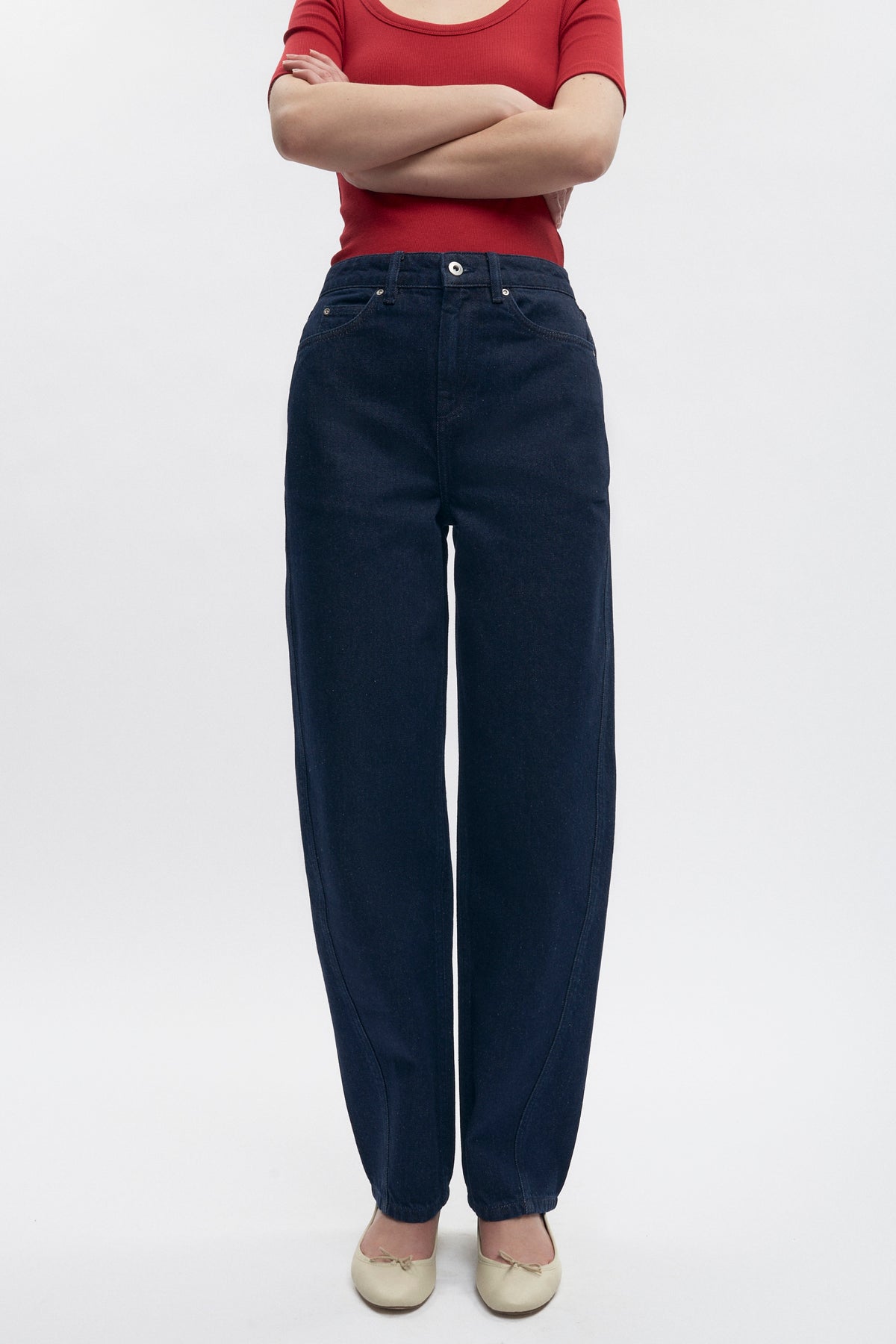 Elizabeth is 5’11" is a regular 26 and is wearing a 26.