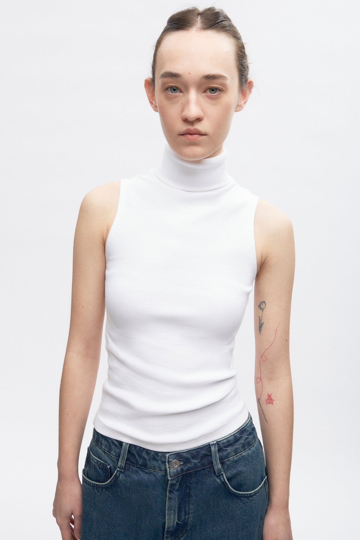 Elizabeth is 5’11" is a regular XS and is wearing an XS.
