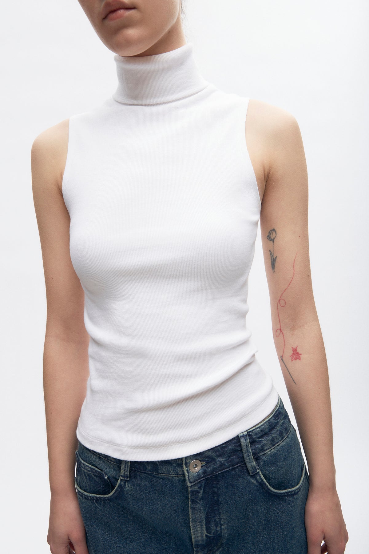Col roulé sans manches pour femmes en blanc