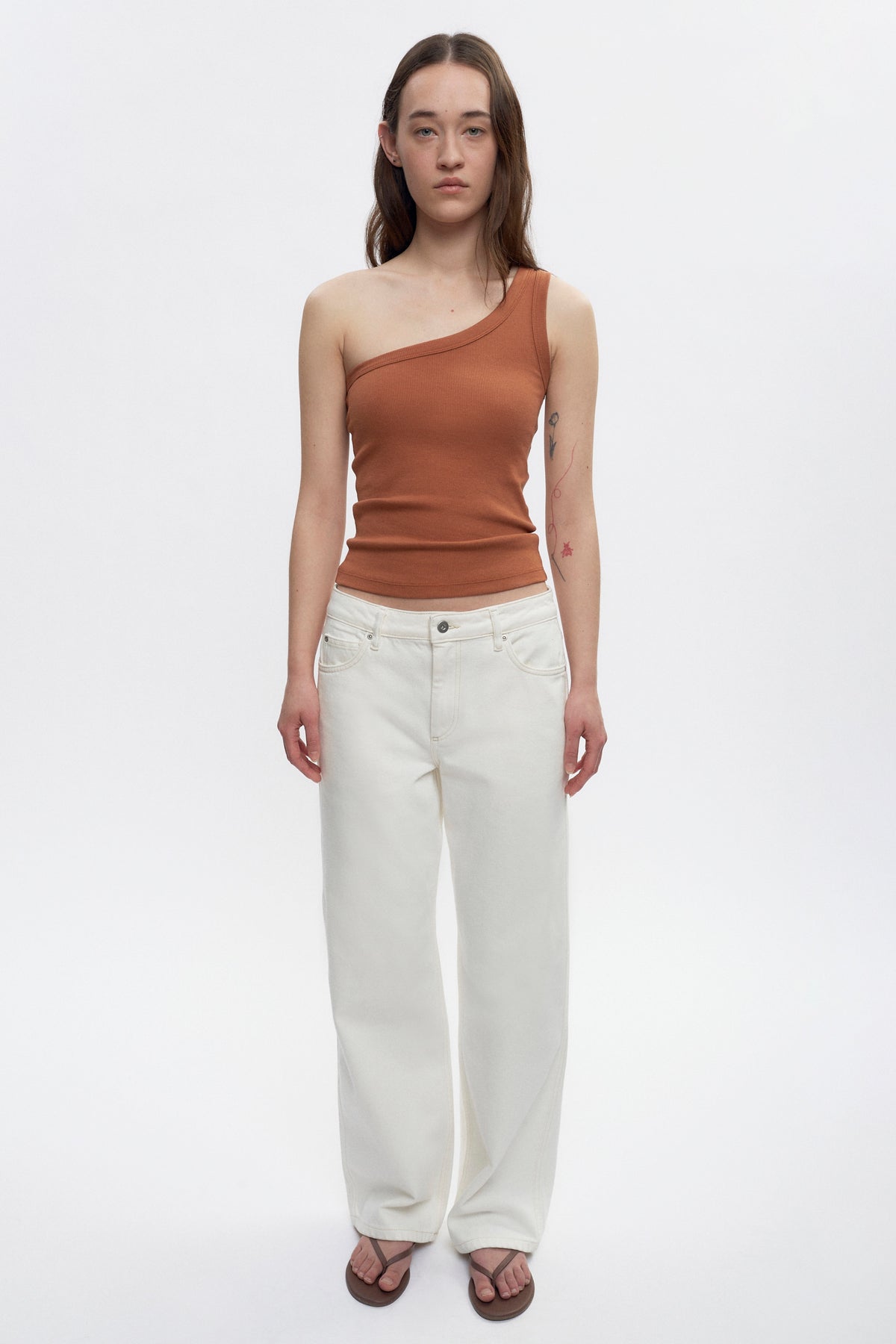 Elizabeth is 5’11" is a regular 26 and is wearing a 26.