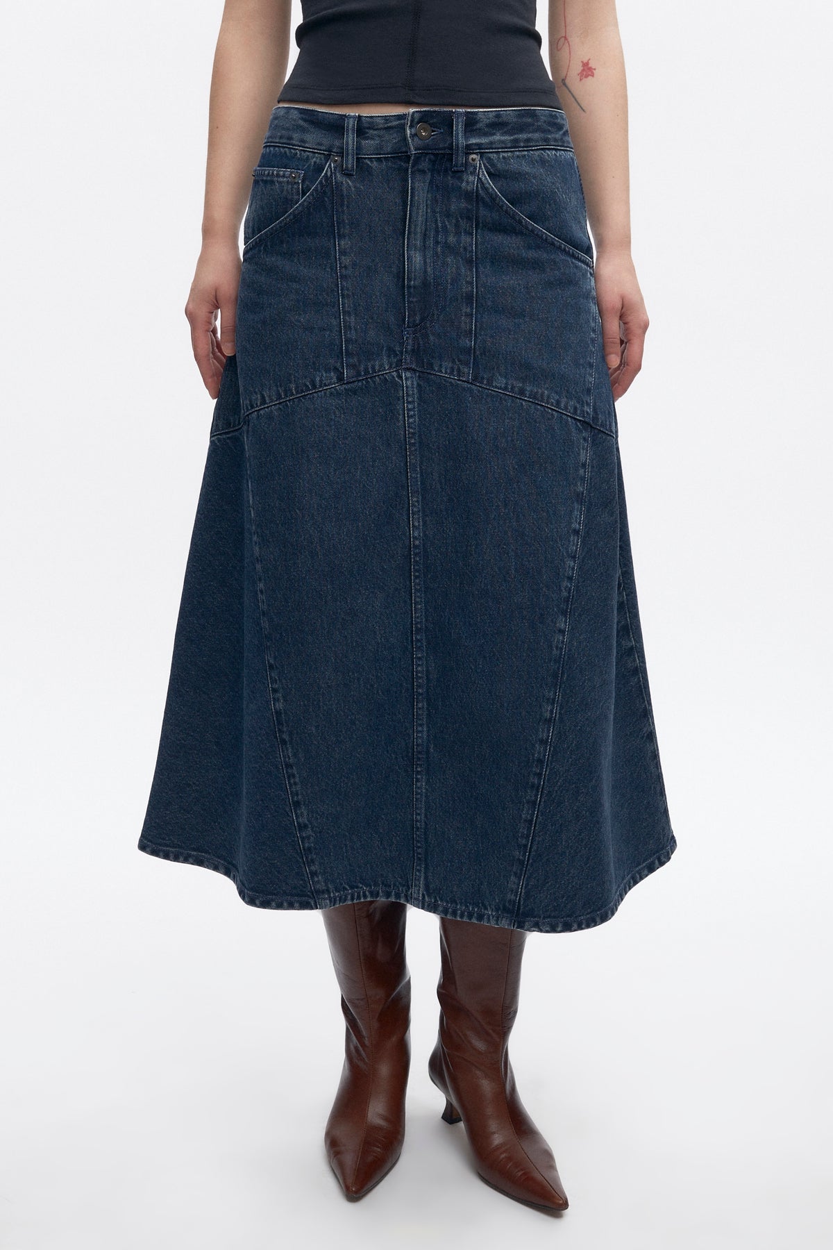 Women's Trace Denim Skirt in Mid Wash